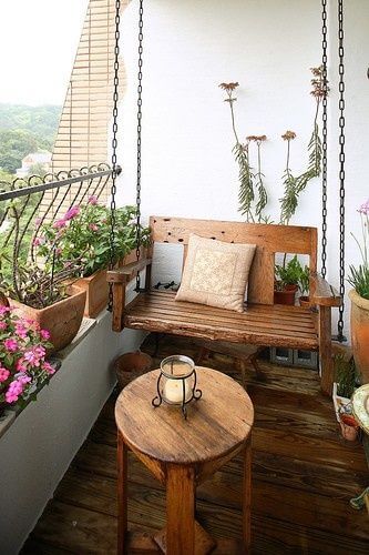 varanda com móveis de madeira
